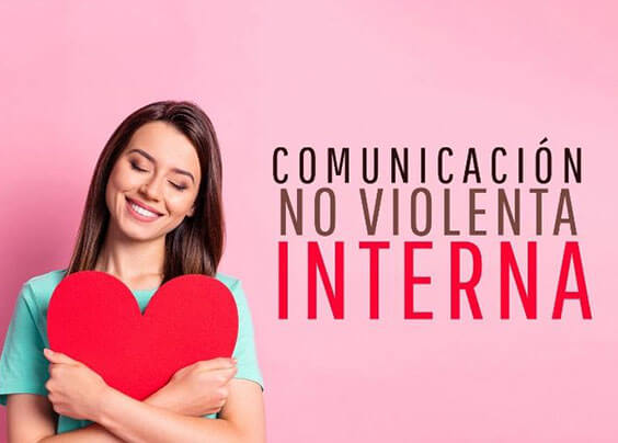 formacion-comunicacion-no-violenta-escuela-conecta-y-comunica-chica-abrazando-corazon